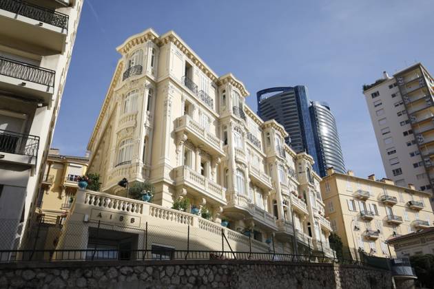 Explosion ofof criminal origin in Monaco PHOTOPQR NICE MATIN OTTONELLO Jean Francois Monaco June 30, 2026 ATTACK EXPLOSION MONACO A bomb planted in the lobby of a building in Monaco injured three people, including a Ukrainian oligarch, on Monday, June 29, 2026. A suspect is still being actively sought in the aftermath of the incident. MONACO EXPLOSION Three people were injured—two seriously—in Monaco on Monday evening following an explosion in a residential building near the French border. Authorities are pointing to a possible malicious act. Monaco, France Copyright: xPHOTOPQR NICExMATIN MAXPPPxOTTONELLOxJean-Francoisx 20260630NIM5313 20260630NIM5313