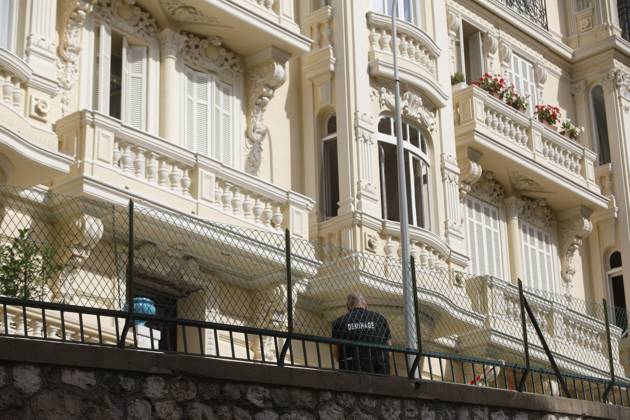 Explosion ofof criminal origin in Monaco PHOTOPQR NICE MATIN OTTONELLO Jean Francois Monaco June 30, 2026 ATTACK EXPLOSION MONACO A bomb planted in the lobby of a building in Monaco injured three people, including a Ukrainian oligarch, on Monday, June 29, 2026. A suspect is still being actively sought in the aftermath of the incident. MONACO EXPLOSION Three people were injured—two seriously—in Monaco on Monday evening following an explosion in a residential building near the French border. Authorities are pointing to a possible malicious act. Monaco, France Copyright: xPHOTOPQR NICExMATIN MAXPPPxOTTONELLOxJean-Francoisx 20260630NIM5313 20260630NIM5347