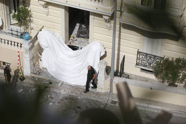 Explosion ofof criminal origin in Monaco PHOTOPQR NICE MATIN OTTONELLO Jean Francois Monaco June 30, 2026 ATTACK EXPLOSION MONACO A bomb planted in the lobby of a building in Monaco injured three people, including a Ukrainian oligarch, on Monday, June 29, 2026. A suspect is still being actively sought in the aftermath of the incident. MONACO EXPLOSION Three people were injured—two seriously—in Monaco on Monday evening following an explosion in a residential building near the French border. Authorities are pointing to a possible malicious act. Monaco, France Copyright: xPHOTOPQR NICExMATIN MAXPPPxOTTONELLOxJean-Francoisx 20260630NIM5313 20260630NIM5368