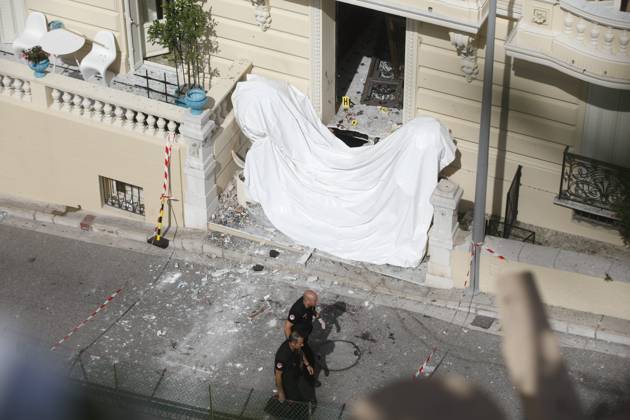 Explosion ofof criminal origin in Monaco PHOTOPQR NICE MATIN OTTONELLO Jean Francois Monaco June 30, 2026 ATTACK EXPLOSION MONACO A bomb planted in the lobby of a building in Monaco injured three people, including a Ukrainian oligarch, on Monday, June 29, 2026. A suspect is still being actively sought in the aftermath of the incident. MONACO EXPLOSION Three people were injured—two seriously—in Monaco on Monday evening following an explosion in a residential building near the French border. Authorities are pointing to a possible malicious act. Monaco, France Copyright: xPHOTOPQR NICExMATIN MAXPPPxOTTONELLOxJean-Francoisx 20260630NIM5313 20260630NIM5369