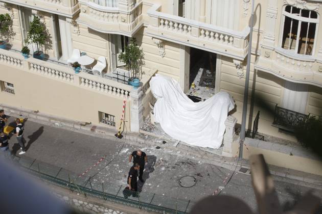 Explosion ofof criminal origin in Monaco PHOTOPQR NICE MATIN OTTONELLO Jean Francois Monaco June 30, 2026 ATTACK EXPLOSION MONACO A bomb planted in the lobby of a building in Monaco injured three people, including a Ukrainian oligarch, on Monday, June 29, 2026. A suspect is still being actively sought in the aftermath of the incident. MONACO EXPLOSION Three people were injured—two seriously—in Monaco on Monday evening following an explosion in a residential building near the French border. Authorities are pointing to a possible malicious act. Monaco, France Copyright: xPHOTOPQR NICExMATIN MAXPPPxOTTONELLOxJean-Francoisx 20260630NIM5313 20260630NIM5370