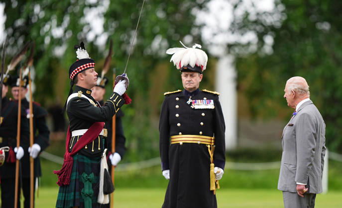 King visits Scotland for Holyrood Week King Charles III (right) inspects the guard of honour, Balaklava Company, 5th Battalion, the Royal Regiment of Scotland during the Ceremony of the Keys in the gardens of the Palace of Holyroodhouse in Edinburgh, as part of the King s visit to Scotland for Holyrood Week. Picture date: Tuesday June 30, 2026., Credit:Aaron Chown PA ROTA - B68 Avalon UK, Edinburgh  Copyright: xAaronxChownx xPAxROTAx-xB68x xAvalonx 1113543757