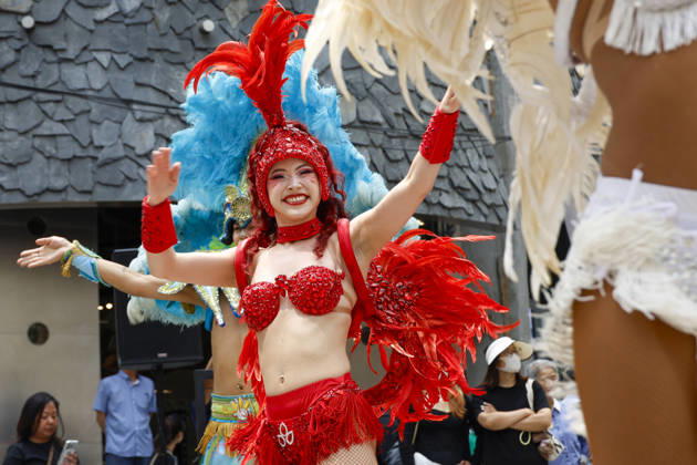 Dancers perform samba show summer festival in Seoul Dancers from Lotte World, a South Korean theme park, perform a samba show during a summer festival promotional event in the Myeongdong shopping district in Seoul, South Korea, on July 01, 2026. Seoul South Korea  Copyright: xMatrixxImagesx xJungxUi-Chelx
