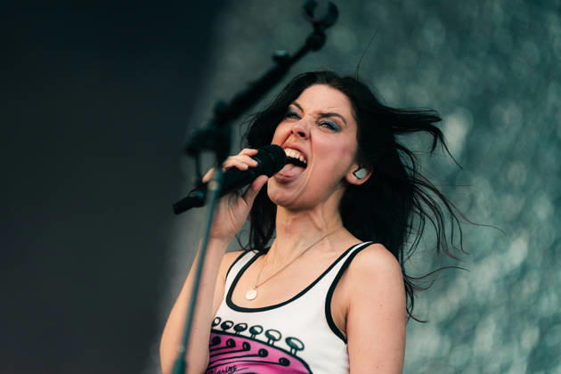Entertainment Themen der Woche KW27 Wolf Alice live at Roskilde Festival 2026 Roskilde, Denmark. 01st, July 2026. The British alternative rock band Wolf Alice performs a live concert during the Danish music festival Roskilde Festival 2026 in Roskilde. Here singer and musician Ellie Rowsell is seen live on stage. Denmark, Roskilde  Copyright: xGonzalesxPhoto MathiasxKristensenx