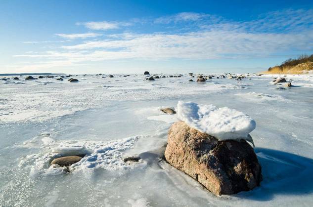 Stones in the ice on the Baltic Sea coast Copyright: xbreeze09x Panthermedia73085480.jpg