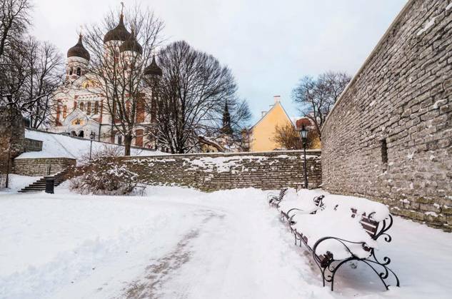 Bench and street lamp in the park winter Old Tallinn Copyright: xbreeze09x Panthermedia73085494.jpg