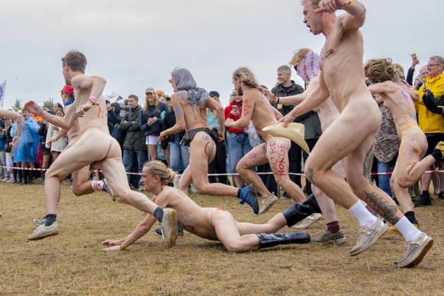 Roskilde Festival 2026 The Annual Naked Run The annual naked run in Dream City at Roskilde Festival, Thursday, July 2, 2026 Photo by Ida Marie Odgaard, Ritzau Scanpix, Roskilde, Denmark  Copyright: RitzauxScanpix IdaxMariexOdgaardx spdk20260702-151008-L