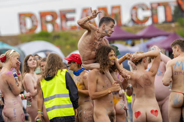 Roskilde Festival 2026 The annual naked run The annual naked run in Dream City at Roskilde Festival, Thursday, July 2, 2026 Photo by Ida Marie Odgaard, Ritzau Scanpix, Roskilde, Denmark  Copyright: RitzauxScanpix IdaxMariexOdgaardx spdk20260702-152327-L