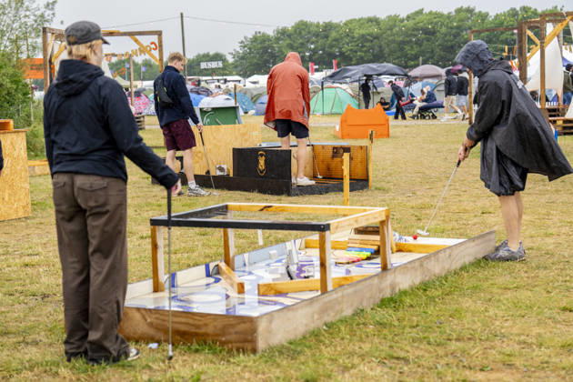 Roskilde Festival 2026 Mini golf in the rain at Roskilde Festival, Thursday, July 2, 2026 Photo by Ida Marie Odgaard, Ritzau Scanpix, Roskilde, Denmark  Copyright: RitzauxScanpix IdaxMariexOdgaardx spdk20260702-152427-L