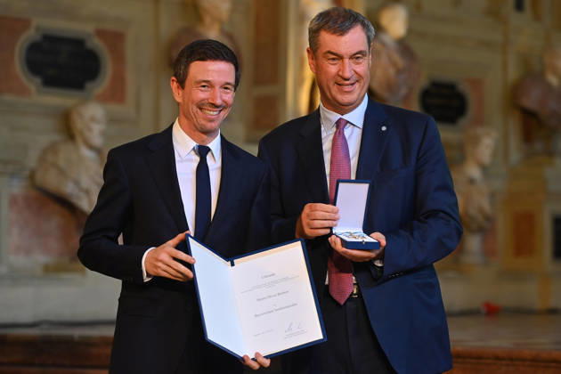 Oliver BERBEN receives the Bavarian Order of Merit from Markus SOEDER, Minister-President of Bavaria and CSU Chairman. The award ceremony for the Bavarian Order of Merit took place at the Antiquariat der Residenz in Munich on July 3, 2026.