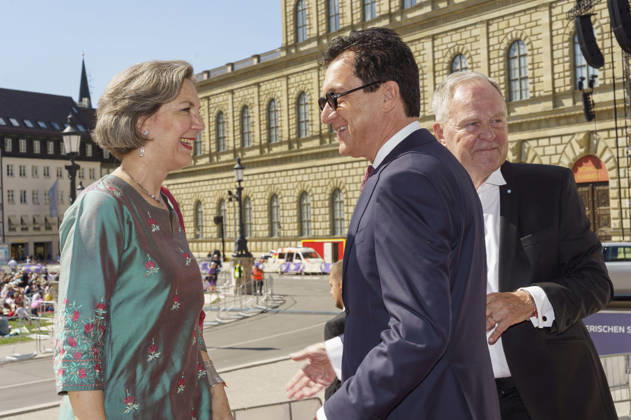 Kristina Kalb Heubisch, Serge Dorny, and Wolfgang Heubisch upon their arrival at the Opera for All 2026 event, part of the Munich Opera Festival, featuring a live opera broadcast of Richard Wagner’s *Die Walküre* at the National Theater in Munich, July 4, 2026 Foto:xN.xKolinzx xFuturexImagex oper_6752