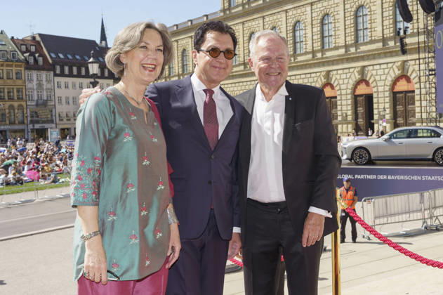 Kristina Kalb Heubisch, Serge Dorny, and Wolfgang Heubisch upon their arrival at the Opera for All 2026 event, part of the Munich Opera Festival, featuring a live opera broadcast of Richard Wagner’s *Die Walküre* at the National Theater in Munich, July 4, 2026 Foto:xN.xKolinzx xFuturexImagex oper_6753