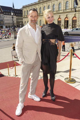 Sebastian Copeland with his wife Caroline Copeland upon arrival at the Opera for All 2026 event, part of the Munich Opera Festival, featuring a live opera broadcast of Richard Wagner s *Die Walküre* at the National Theater in Munich, July 4, 2026 Foto:xN.xKolinzx xFuturexImagex oper_6754