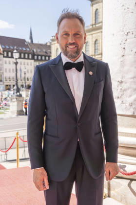 Steven Gätjen upon arrival at the Opera for All 2026 event, part of the Munich Opera Festival, featuring a live opera broadcast of Richard Wagner s *Die Walküre* at the National Theater in Munich, July 4, 2026 Foto:xN.xKolinzx xFuturexImagex oper_6702