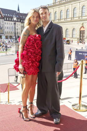 Olga Löffler with her husband Niclas Löffler upon arrival at the Opera for All 2026 event, part of the Munich Opera Festival, featuring a live opera broadcast of Richard Wagner s *Die Walküre* at the National Theater in Munich, July 4, 2026 Foto:xN.xKolinzx xFuturexImagex oper_6738