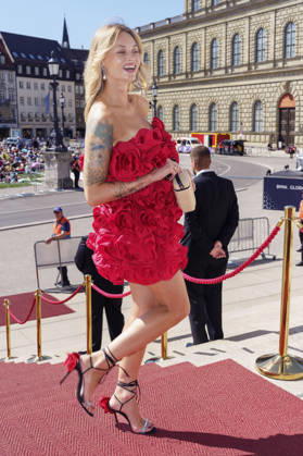 Olga Löffler upon her arrival at the Opera for All 2026 event, part of the Munich Opera Festival, featuring a live opera broadcast of Richard Wagner s *Die Walküre* at the National Theater in Munich, July 4, 2026 Foto:xN.xKolinzx xFuturexImagex oper_6740