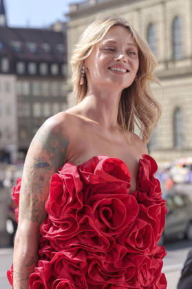 Olga Löffler upon her arrival at the Opera for All 2026 event, part of the Munich Opera Festival, featuring a live opera broadcast of Richard Wagner s *Die Walküre* at the National Theater in Munich, July 4, 2026 Foto:xN.xKolinzx xFuturexImagex oper_6741