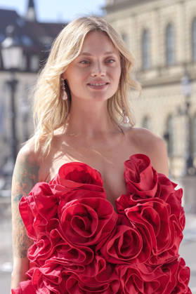 Olga Löffler upon her arrival at the Opera for All 2026 event, part of the Munich Opera Festival, featuring a live opera broadcast of Richard Wagner s *Die Walküre* at the National Theater in Munich, July 4, 2026 Foto:xN.xKolinzx xFuturexImagex oper_6742