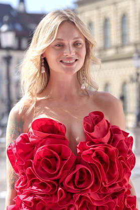 Olga Löffler upon her arrival at the Opera for All 2026 event, part of the Munich Opera Festival, featuring a live opera broadcast of Richard Wagner s *Die Walküre* at the National Theater in Munich, July 4, 2026 Foto:xN.xKolinzx xFuturexImagex oper_6743