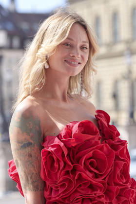 Olga Löffler upon her arrival at the Opera for All 2026 event, part of the Munich Opera Festival, featuring a live opera broadcast of Richard Wagner s *Die Walküre* at the National Theater in Munich, July 4, 2026 Foto:xN.xKolinzx xFuturexImagex oper_6744