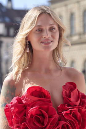 Olga Löffler upon her arrival at the Opera for All 2026 event, part of the Munich Opera Festival, featuring a live opera broadcast of Richard Wagner s *Die Walküre* at the National Theater in Munich, July 4, 2026 Foto:xN.xKolinzx xFuturexImagex oper_6745