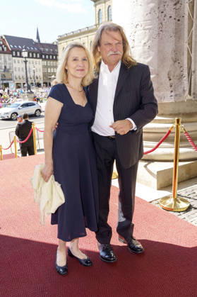 Leslie Mandoki with his wife, Eva Mandoki, upon arrival at the Opera for All 2026 event, part of the Munich Opera Festival, featuring a live opera broadcast of Richard Wagner s *Die Walküre* at the National Theater in Munich, July 4, 2026 Foto:xN.xKolinzx xFuturexImagex oper_6746