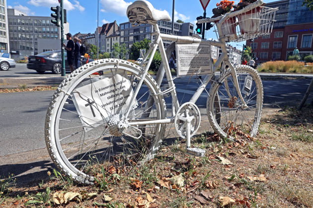 Fatal Bicycle Accidents: A so-called white ghost bike stands on the side of a heavily trafficked road—considered an accident black spot—following a fatal accident in Essen, North Rhine-Westphalia, Germany