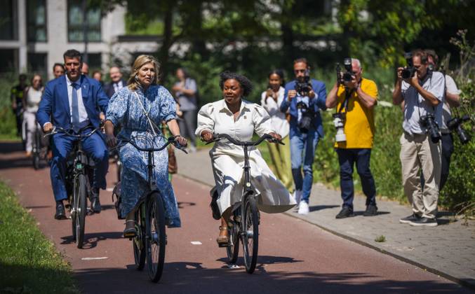 AMSTERDAM - Queen Maxima, Minister Hans Vijlbrief (Social Affairs and Employment), and Alderman for Social Justice Araya Sumter cycled to the K-buurt during a visit to Amsterdam Zuidoost. The visit took place as part of the Debt-Free Neighborhood initiative, focusing on a structural approach to debt and financial problems. FREEK VAN DEN BERGH ANP netherlands out - belgium out Copyright: xx x563196941x originalFilename: 563196941