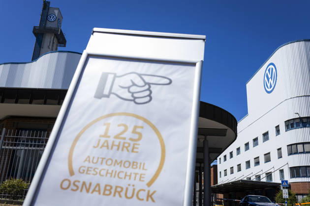 Sign marking 125 Years of Automotive History in Osnabrück in front of the VW plant in Osnabrück, July 11, 2026. Stock photo: VW Osnabrück