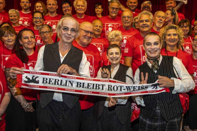 ABB THEATERUNION: Torsten Rasch, Katharina Thalbach, and Pierre Besson—the actors—are fans of 1. FC Union Berlin, the Bundesliga soccer club from Berlin-Köpenick, and have often attended Union’s home games at the Alte Försterei, now in the play *The Red Fans of Union Berlin* at the Komödie am Kurfürstendamm in the Ernst Reuter Saal,