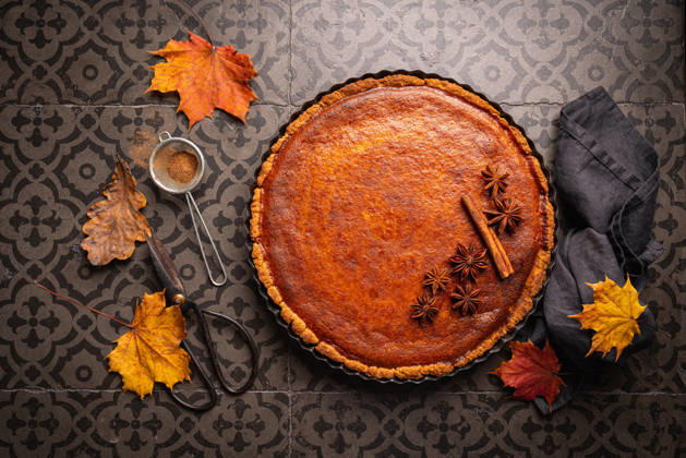 Amerikanischer Kürbiskuchen American pumpkin pie with cinnamon on dark background, top view (License=RF) Copyright: xZoonar.com TatianaxGoskovax 25289005