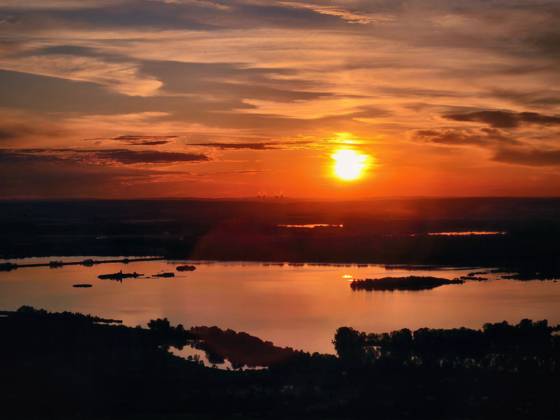 Sonnenuntergang in Palava, Pavlov, Devicky, Divci Hrady, Stausee Nové Mlyny Sunset in Palava, pavlov, devicky, divci hrady, nove mlyny reservoir (License=RF) Copyright: xZoonar.com PetrxDvorakx 25301874