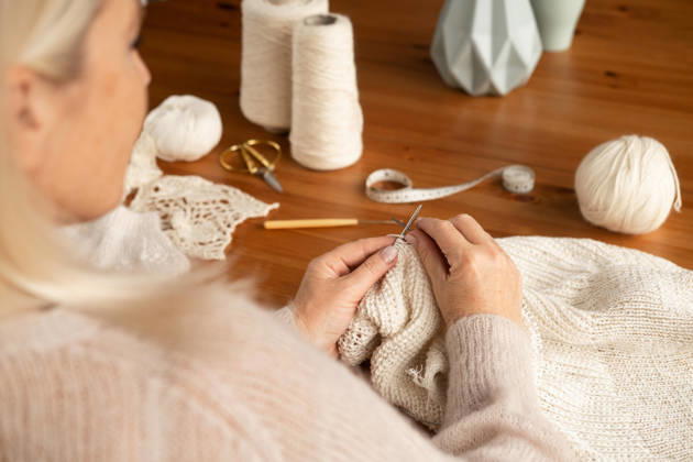 Muster aus Wollgarn, gestrickt von Frauenhänden. Nahaufnahme. Woman s hands knitting wool yarn pattern. (License=RF) ,model released, Symbolfoto Copyright: xZoonar.com RaisaxKanarevax 25334563 ,model released, Symbolfoto ,property released
