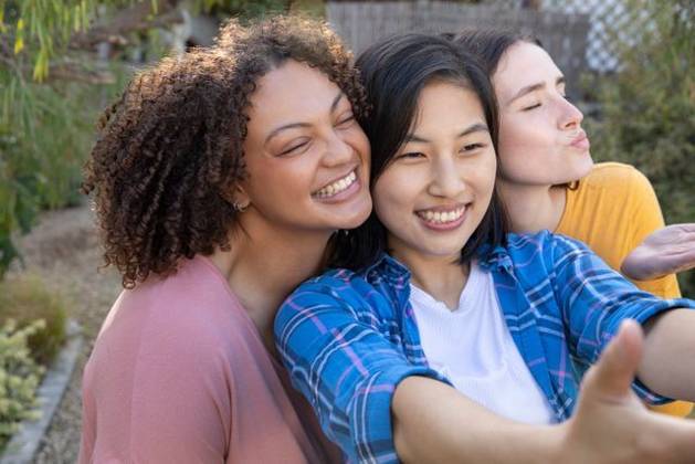 Diverse female friends posing for selfie in backyard garden while holding smartphone, model released, property released, 23.04.2024 06:00:00, 6385481 Copyright: xIDS-250924_1xcreatorid:x0x 6385481