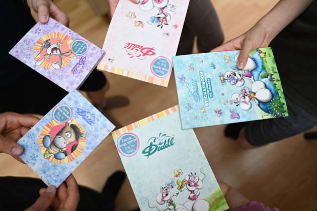 Diddl Celebrates a Comeback in Germany; Children Hold the Latest Diddl Notebooks After more than a decade, the iconic plush mouse is returning to the German market, prompting many people to look back nostalgically on their school days. Berlin, Berlin, Germany Copyright: xdiebildwerftx