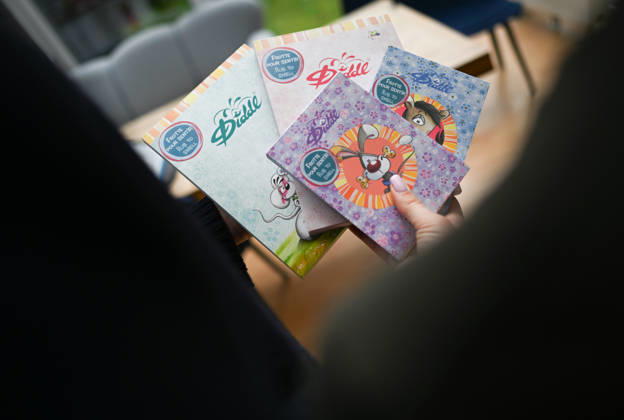Diddl Celebrates a Comeback in Germany; Children Hold the Latest Diddl Notebooks After more than a decade, the iconic plush mouse is returning to the German market, prompting many people to look back nostalgically on their school days. Berlin, Berlin, Germany Copyright: xdiebildwerftx