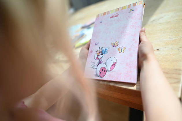 Diddl Makes a Comeback in Germany A young girl is holding a new Diddl notebook. After more than a decade, the iconic plush mouse is returning to the German market, prompting many people to look back nostalgically on their school days. Berlin, Berlin, Germany Copyright: xdiebildwerftx