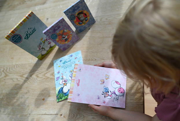 Diddl Makes a Comeback in Germany A young girl is holding a new Diddl notebook. After more than a decade, the iconic plush mouse is returning to the German market, prompting many people to look back nostalgically on their school days. Berlin, Berlin, Germany Copyright: xdiebildwerftx