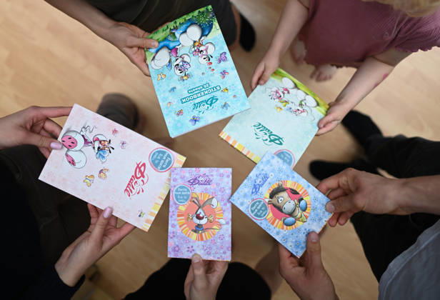 Diddl Celebrates a Comeback in Germany; Children Hold the Latest Diddl Notebooks After more than a decade, the iconic plush mouse is returning to the German market, prompting many people to look back nostalgically on their school days. Berlin, Berlin, Germany Copyright: xdiebildwerftx