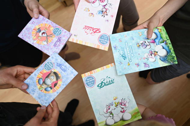 Diddl Celebrates a Comeback in Germany; Children Hold the Latest Diddl Notebooks After more than a decade, the iconic plush mouse is returning to the German market, prompting many people to look back nostalgically on their school days. Berlin, Berlin, Germany Copyright: xdiebildwerftx