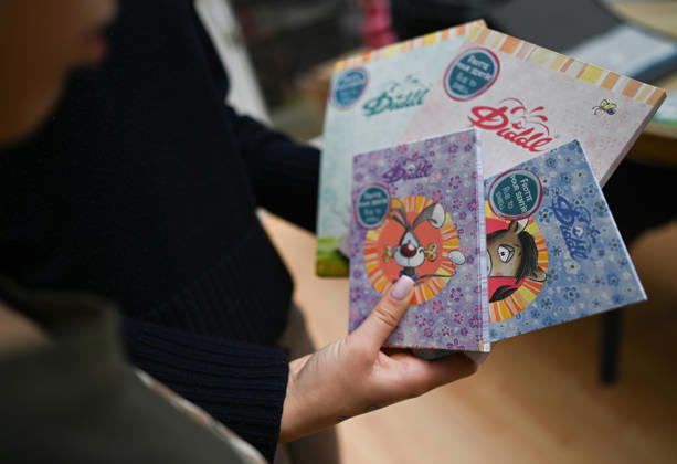 Diddl Celebrates a Comeback in Germany; Children Hold the Latest Diddl Notebooks After more than a decade, the iconic plush mouse is returning to the German market, prompting many people to look back nostalgically on their school days. Berlin, Berlin, Germany Copyright: xdiebildwerftx