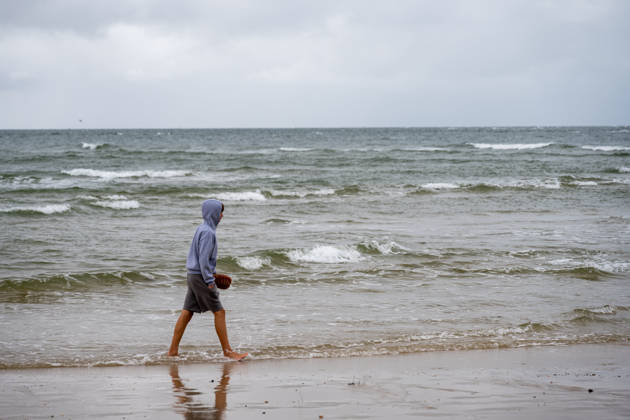Hörnum on Sylt, July 19, 2026. Hörnum: A walker strolls along the beach at Hörnum on Sylt. Wind and waves dominate the scene on the North Sea coast. Hörnum, Schleswig-Holstein, Germany