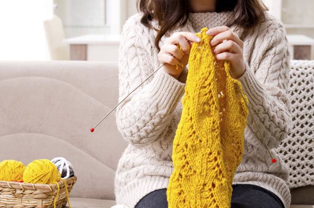 Junge schöne Frau strickt zu Hause Young beautiful woman knitting at home Copyright: imageBROKER ElnurxAmikishiyev ibxiqx18320424.jpg ,model released, Symbolfoto ,property released