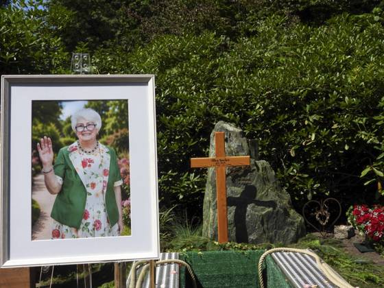 CNTV OHLSDORF Flowers and funeral wreaths lie in front of a wooden cross and a portrait of the deceased at the gravesite. The grave of Ilka Seeler, wife of the late soccer player Uwe Seeler, was laid to rest today next to her husband. July 21, 2026, Hamburg-Ohlsdorf, Hamburg Germany