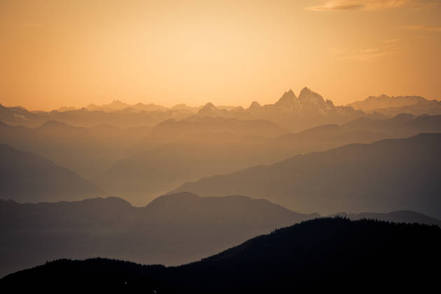 Golden light over layered mountain silhouettes Chilliwack, British Columbia, Canada CR_JDIP260721-2076029-01 ,model released, Symbolfoto ,property released