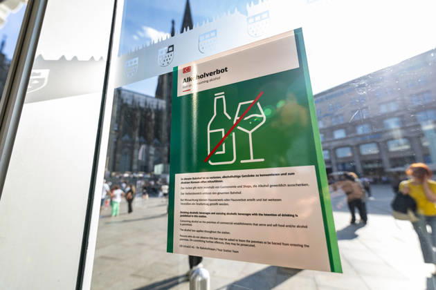Alcohol Ban at Cologne Central Station: A Deutsche Bahn sign regarding the alcohol ban at Cologne Central Station, with Cologne Cathedral in the background. In response to increasing violence against rail staff and passengers, as well as a recent assault on a security officer, DB InfraGO is expanding the alcohol ban—which has been in effect i Copyright: xMarcxJohnx