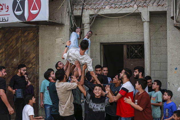 Gaza Families Celebrate Tawjihi Success Palestinian men toss a young man into the air during celebrations of the Tawjihi results in Gaza City, northern Gaza Strip, on July 23, 2026. Families in displacement camps and neighborhoods across northern Gaza City held modest celebrations for students who passed the Tawjihi examinations amid war, blockade and severe humanitarian conditions. Gaza Gaza Strip Palestinian Territories Copyright: xFaizxQreqax