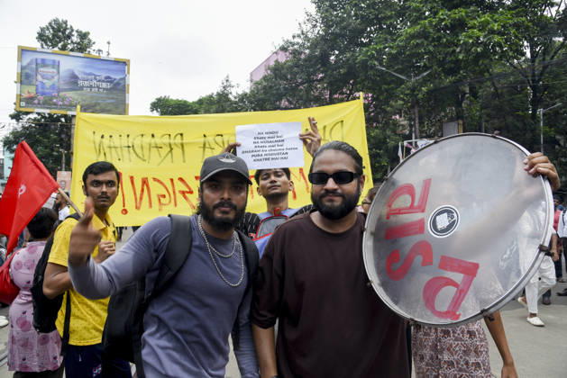 Kolkata Rally Supports CJP Protest Demonstrators pose with a drum in front of a yellow protest banner in Kolkata, India, on July 24, 2026. The rally was held in solidarity with the Cockroach Janta Party s ongoing protest at New Delhi s Jantar Mantar demanding the resignation of Education Minister Dharmendra Pradhan over alleged NEET examination irregularities, as leaders of the youth-led movement held a second round of talks with government officials after Prime Minister Narendra Modi pledged legal reforms and swift punishment for those involved in exam paper leaks. Kolkata West Bengal India Copyright: xDebajyotixChakrabortyx