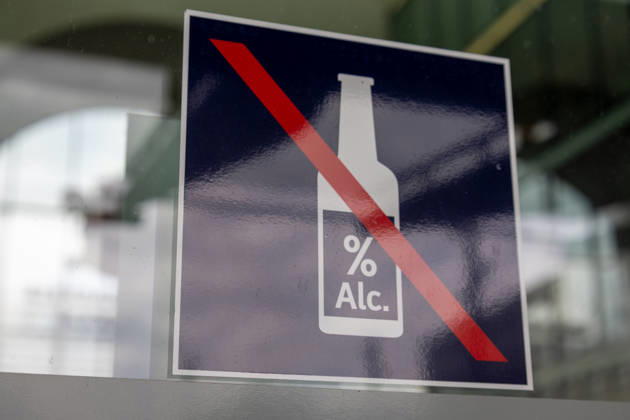 Alcohol Ban at German Train Stations: Sign at the Entrance to Mannheim Central Station Copyright: xUdoxHerrmannx