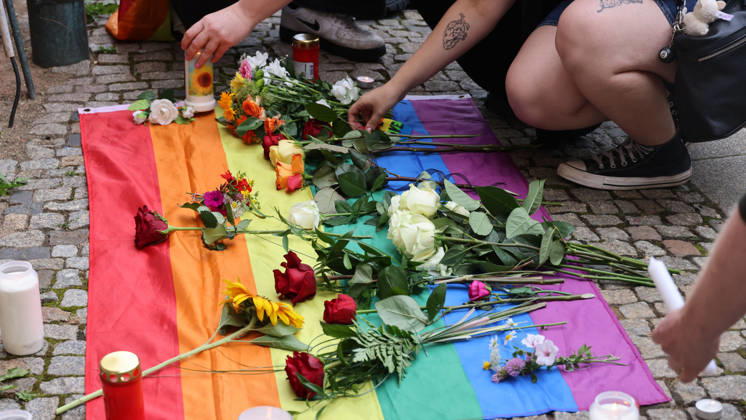 Chemnitzer gedenken mit Mahnwache den Opfern des Anschlages auf den CSD in Berlin 27.07.2026, Chemnitz, Roter Turm, In ganz Deutschland beschäftigt die Menschen der Terroranschlag auf den CSD in Berlin. In Chemnitz fanden sich zum Gedenken an die Opfer des Anschlages auf den CSD in Berlin ca. 300 Chemnitzer und Chemnitzerinnen zusammen um mit einer Mahnmache den Opfern zu gedenken und legten am Roten Turm Blumen und Kerzen nieder. Im wesentlichen ging es darum klar zustellen. Das man sich nicht klein kriegen lassen wird. Organisiert wurde die Mahnwache durch die CSD Chemnitz e.V. . Auf deren Facebook seite heißt es Queer bleibt !!!!! Jetzt erst recht!! Zu Unmut bei den Teilnehmern der Mahnwache fürte die Tatsache das, der zeitgleich stat
